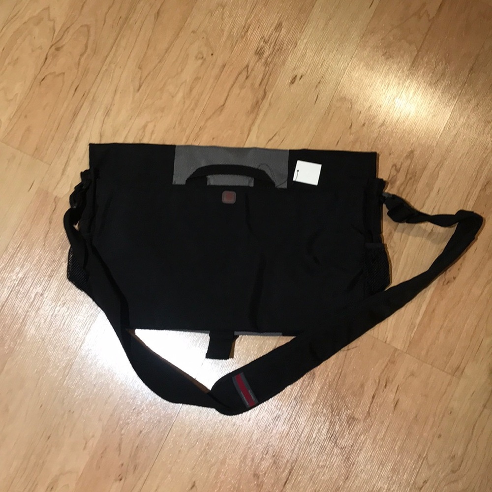 Old Navy Messenger Cross Body Book Bag NEW - Picture 2 of 3